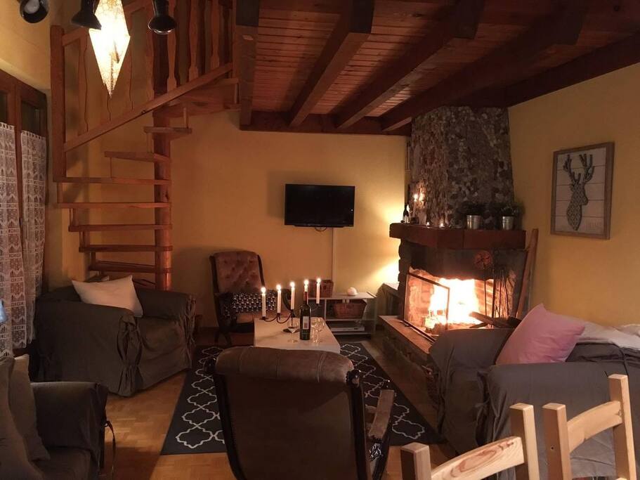 Salon (cheminée, TV, WiFi)