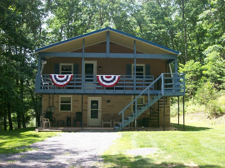 Hideaway Rental w/HOT_TUB  at SMOKE HOLE WV / WIFI