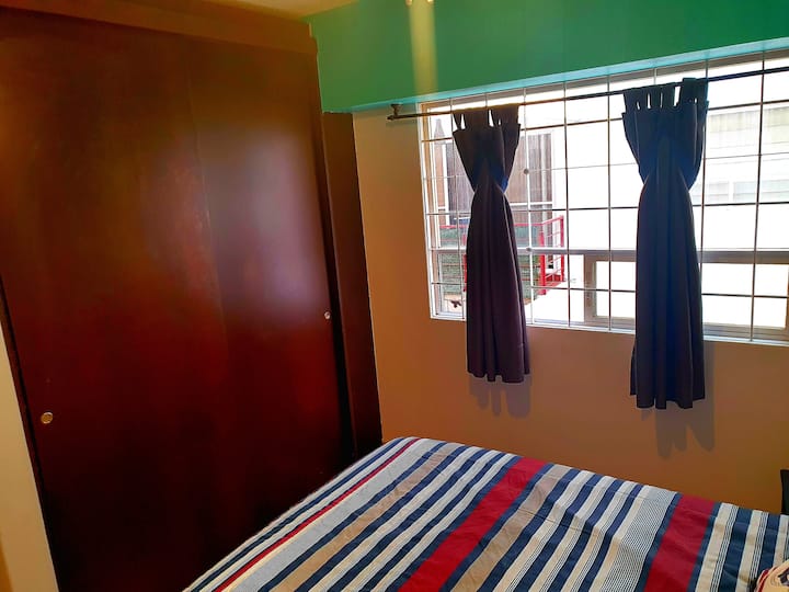 Dhoma kryesore e gjumit 4x4 me dollap të madh prej druri, tavolinë ndenjjeje dhe pasqyra. Një dritare e gjerë përmes së cilës ajri rrjedh në mënyrë të përkryer. Përveç kësaj, ka perde të errëta. 