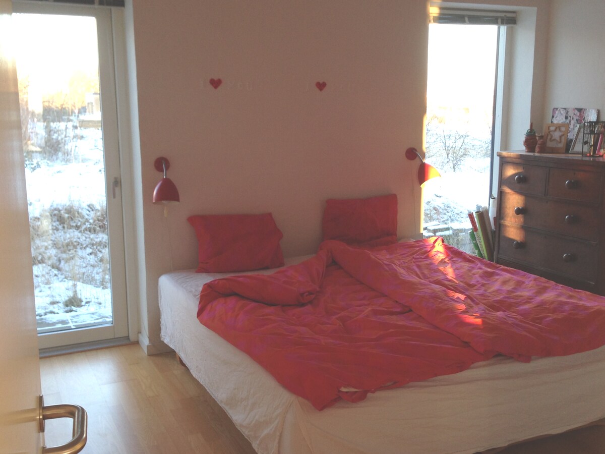 Спална соба за родители со приватен тоалет