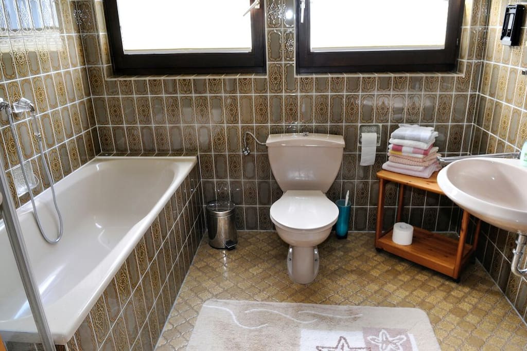 Badezimmer mit Dusche,Badewanne,Waschbecken und Toilette