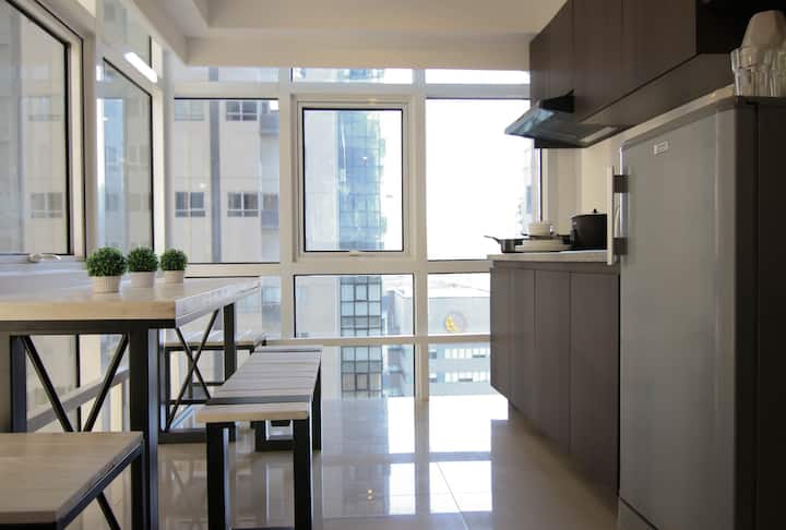Sleeps 5! 2 Bedroom value LOFT in BGC!  w/ Netflix