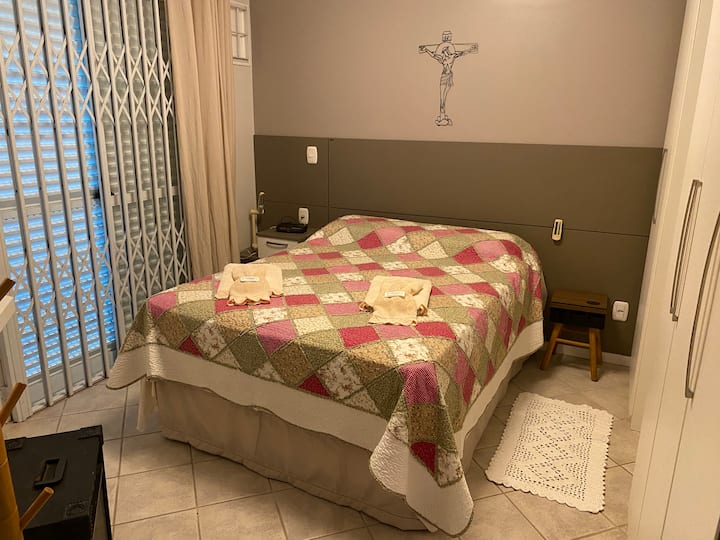 סוויטה, עם מיטה זוגית, שידת לילה וארון עם 4 דלתות, 2 מגירות, מדפים ומתלה.