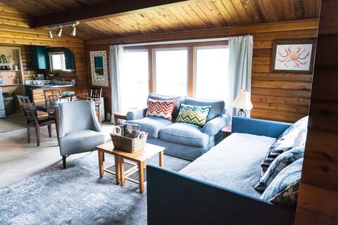Spacious cabin - kitchen/washer+dryer/full yard!