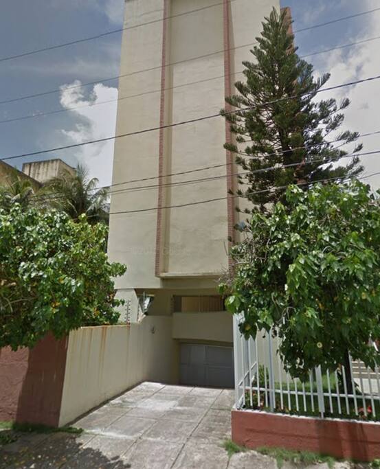 Entrada para garagem no subsolo.