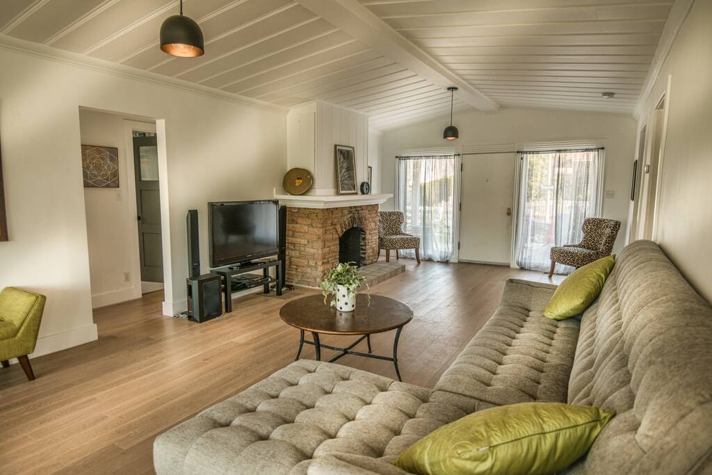 View toward the entrance. High paneled ceiling, energy efficient windows.