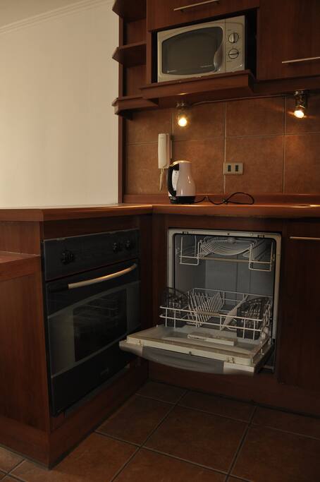 Cocina completa, con lavavajilla, horno, hervidor y microondas