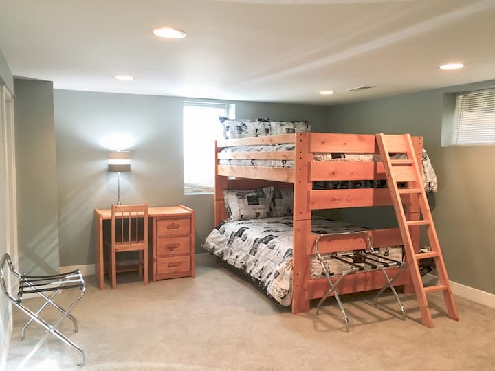 Este gran dormitorio ubicado en el nivel inferior se completa con baño privado, una litera de doble ancho y una cama de tamaño queen adicional. Duerme hasta 6 personas. 