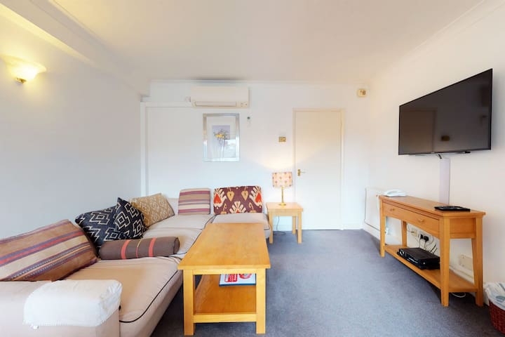 Luxury Serviced Apartment, Staffed Reception, Two gallery image 4