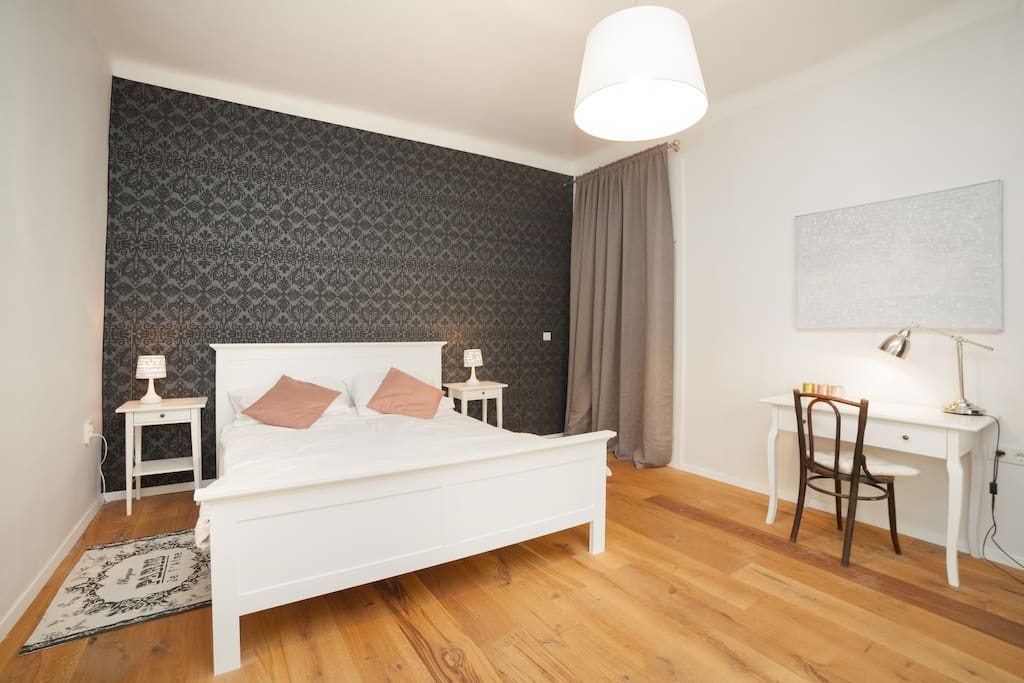 High ceiling badroom with Parisian decor walls, spacious and bright. Very cousy bed to enjoy beautiful nights at our apartment.