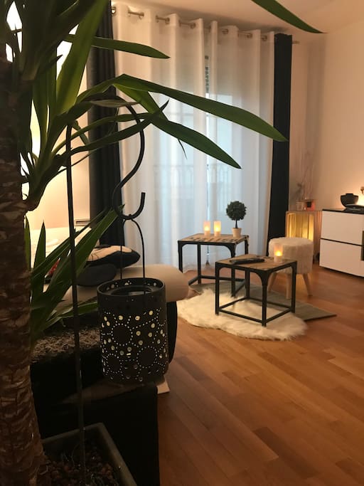 Petit balcon disponible pour un bol d'air frais à tout moment...