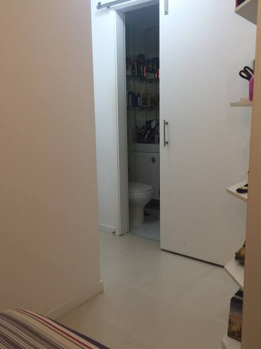 Banheiro privado do quarto.