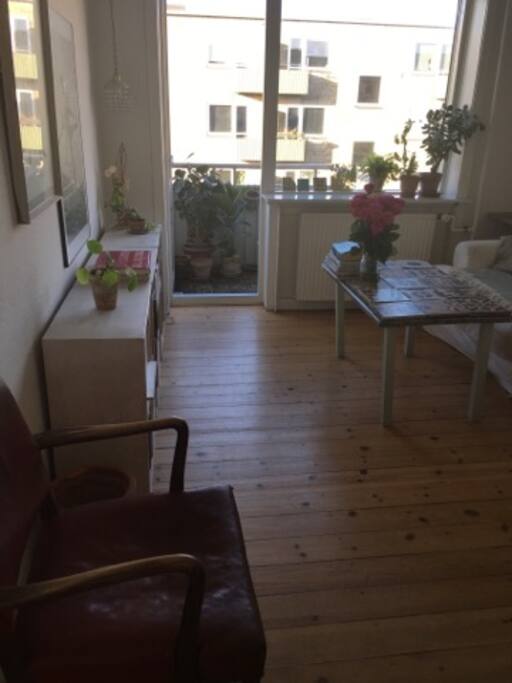 The living room with a view to the balcony