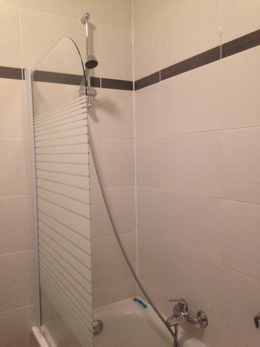 Salle de bain avec bain