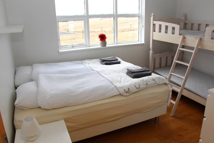 غرفة 2: سرير مزدوج وسرير بطابقين لطفلين