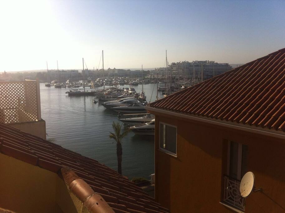 Vista da varanda do quarto principal / View from the balcony of the main room