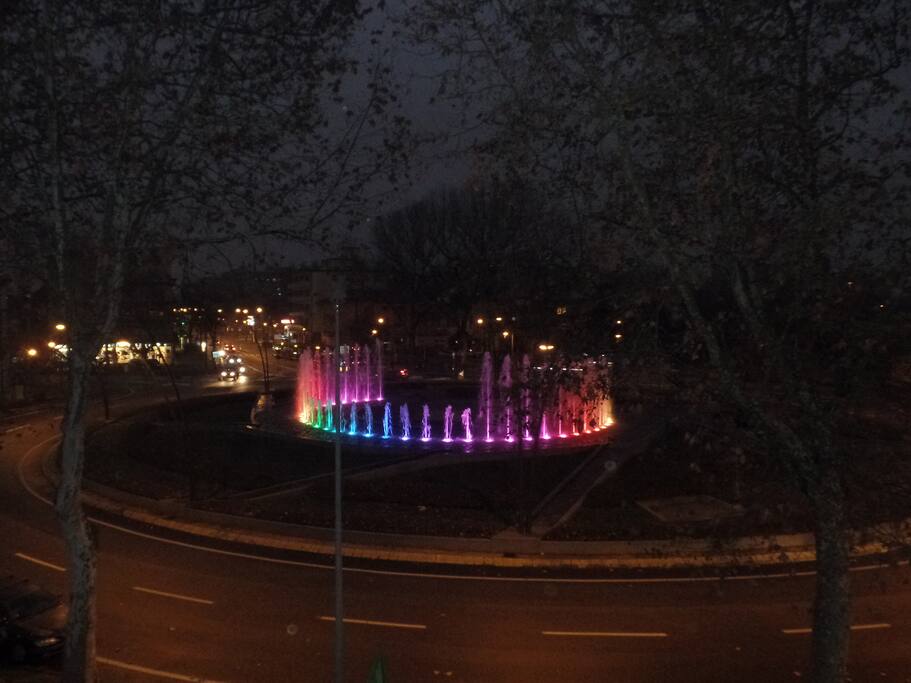 La fontana multicolor al centro di P.le Giovannacci, durante le ore notturne
