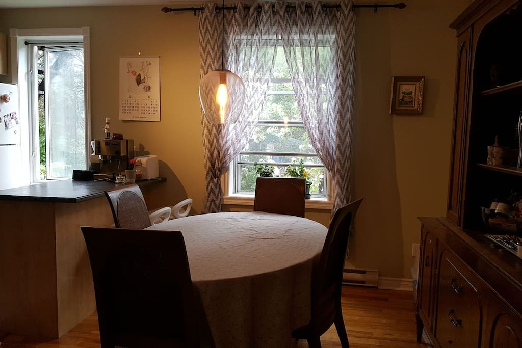Dining room seat 4 (or 6 with an extension)