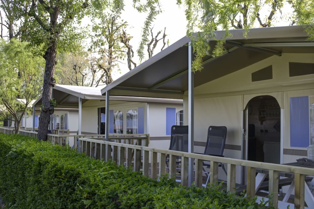Vooraanzicht lodgetent vanaf het strand