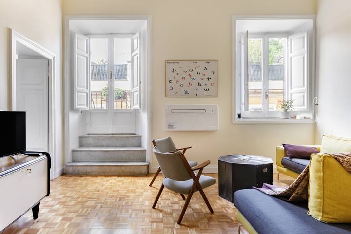 Casa Giulia al Pantheon, un ampio e originale appartamento con balcone.