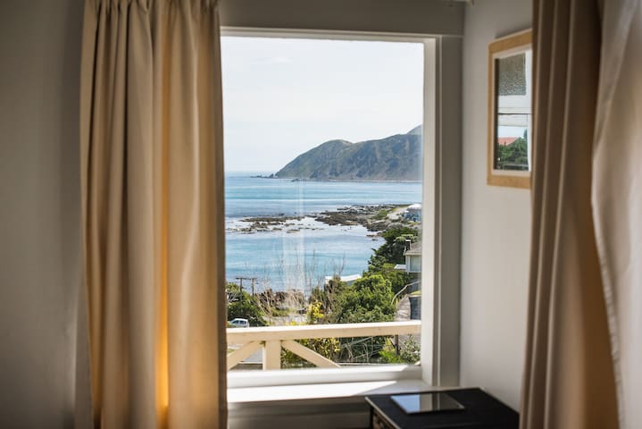 Cosy Island Bay studio with stunning views