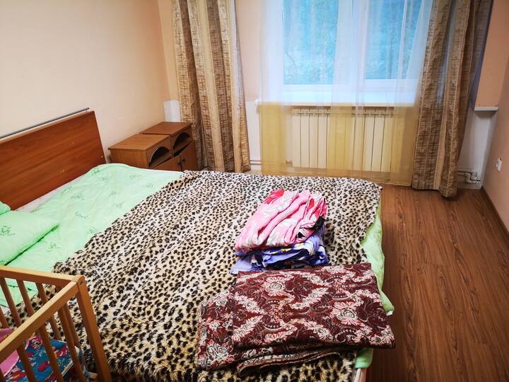 В другой спальне - двухспальная кровать, тумбочки, шкаф и детская кроватка.