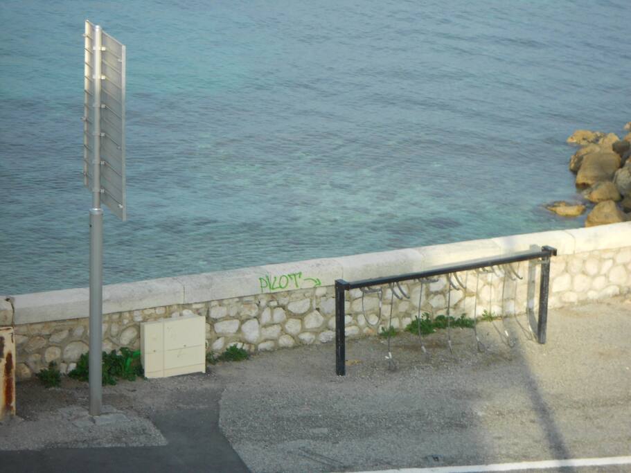Plage de galets face à la maison