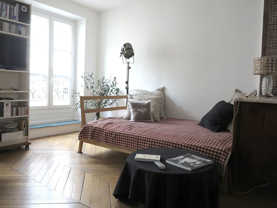Salon côté chambre - Living room, bedroom side