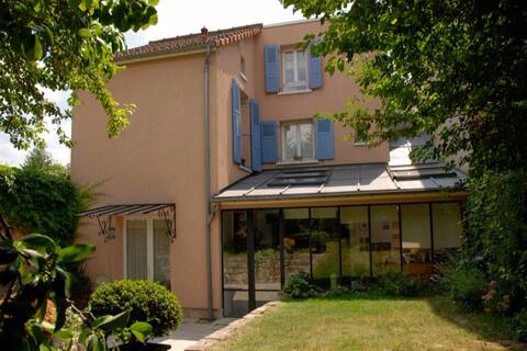 Pretty house near Paris and Maison des Examens