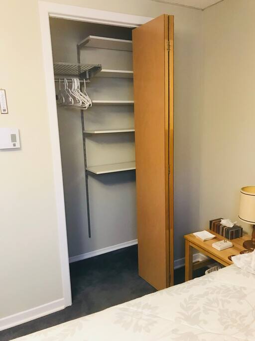 Placard avec plusieurs étagères et assez de place pour accrocher vos vêtements.