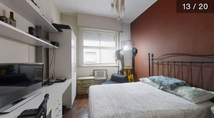 Спална соба со еден брачен кревет (широк 150-179 см) + 1 единечен кауч на спуштање. Спие 3. Клима уред и кабелска телевизија.