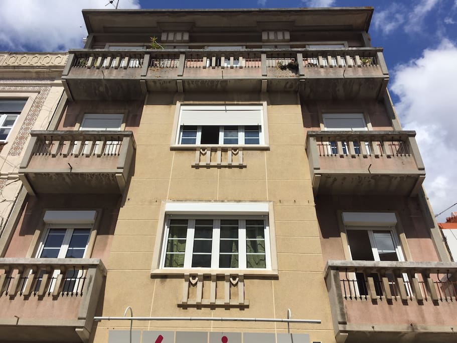 The flat is in the first floor of this building with more than 70 years.
