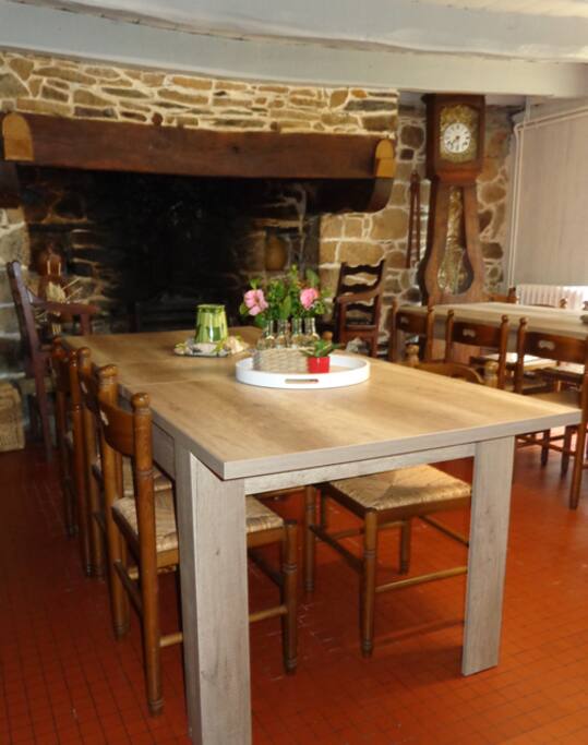 salle à manger avec grande cheminée