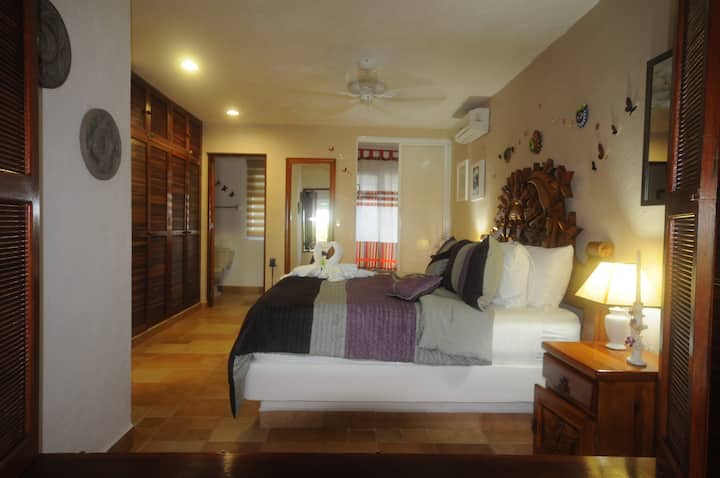 Hoofdslaapkamer met badkamer en suite