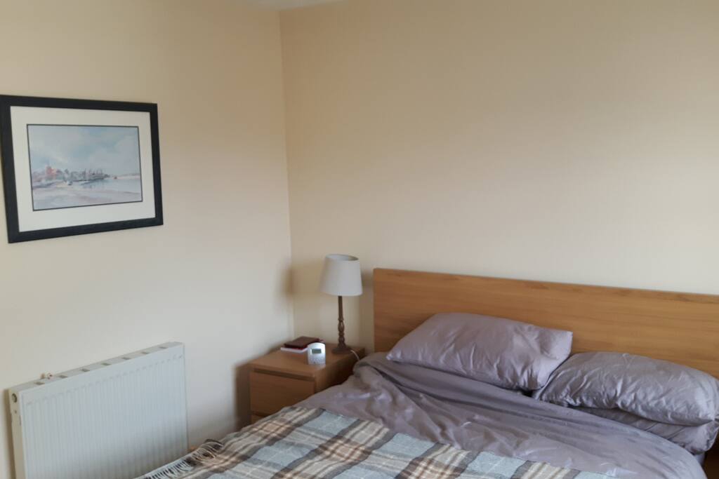 King or queen sized beds in two bedrooms