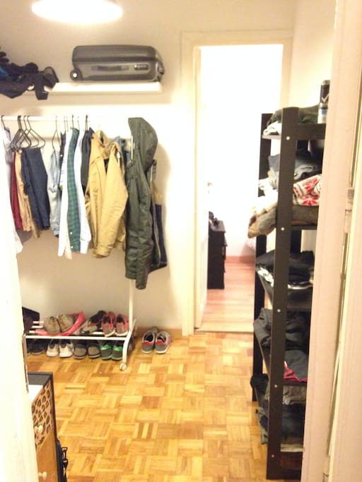 The "Antechambre": There is enough space for your stuff and there is also a work desk.