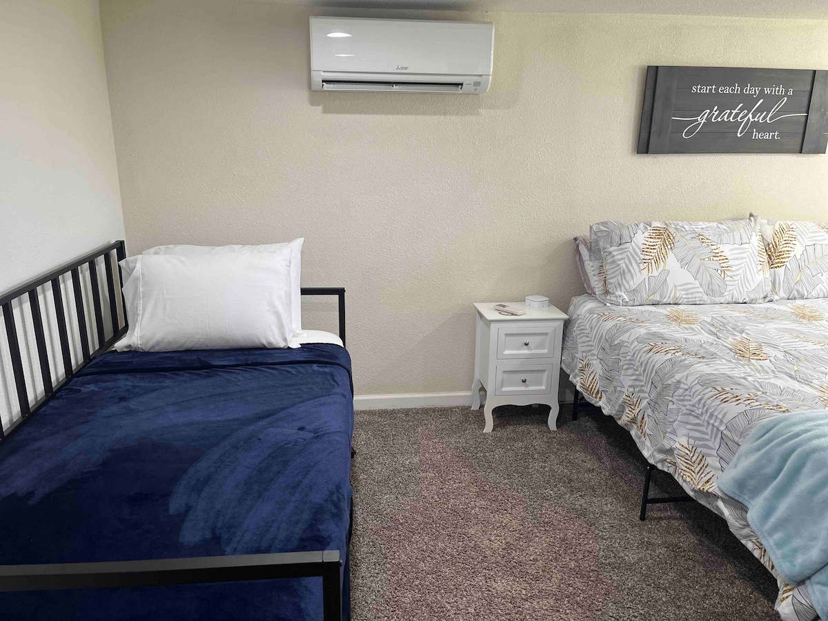 Голямо двойно легло и единично легло с две единични легла. 