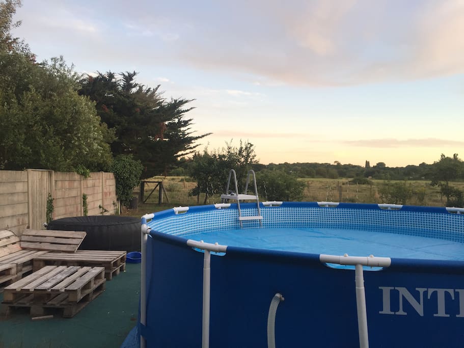 Piscine, spa, trampoline, salon dans les espaces communs