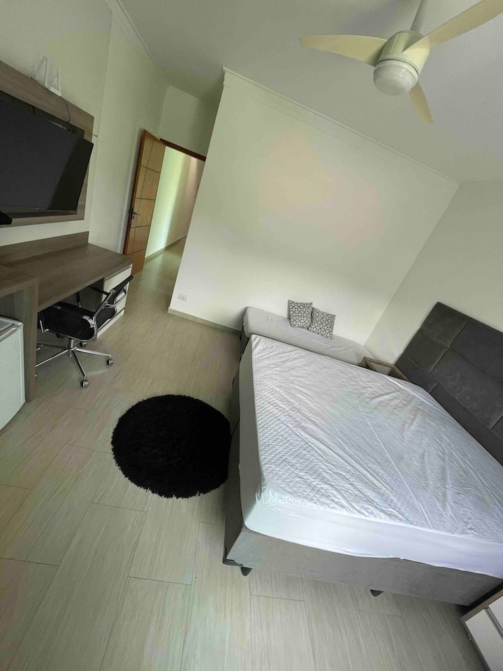 Chumba kikuu kina kitanda 1 cha kifalme na kitanda 1 cha mtu mmoja, ambacho kinaweza kuwa kitanda cha watu wawili