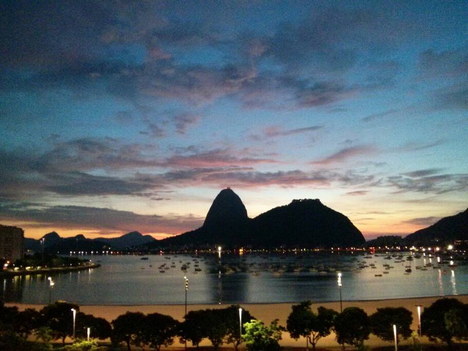 Nascer do sol da janela do apartamento