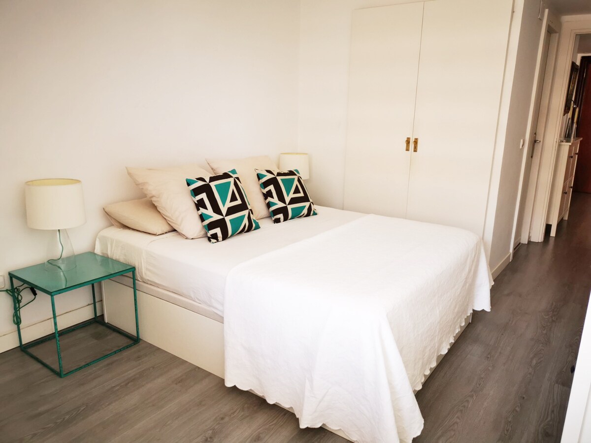 主卧配备舒适的双人床（ 150厘米）。卧室设有宽敞的室内浴室。