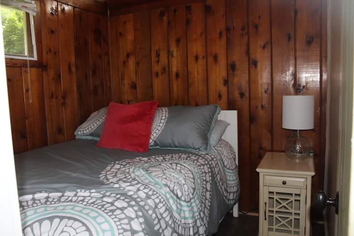 חדר עם מיטה זוגית