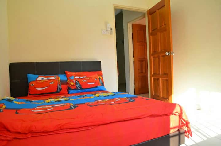 Tercera habitación con cama
Un dormitorio queen con aire acondicionado