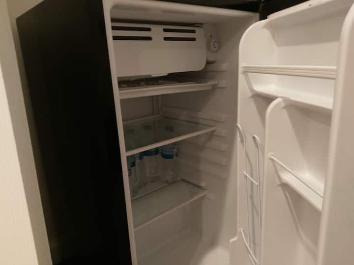 Мини-фрижидер полн со вода за ваша погодност