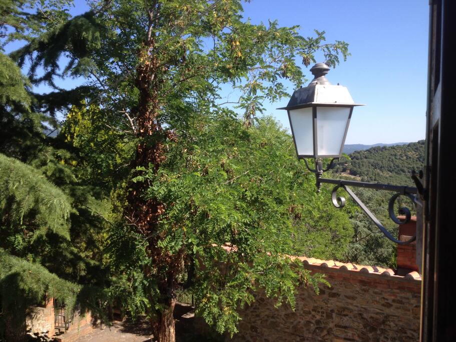 VISTA DALLA FINESTRA DELLA CAMERA MATRIMONIALE