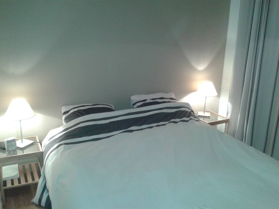 lit double confortable et grande fenêtre