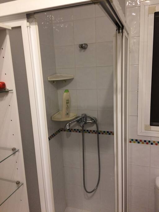 Cuarto de baño con ducha