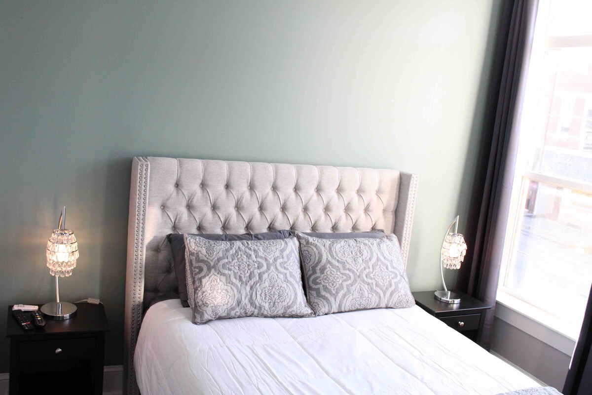 Prednja spavaća soba gleda na povijesne građevine u središtu Paxtona. 