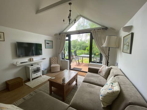 Riverside 2 bedroom home with private garden