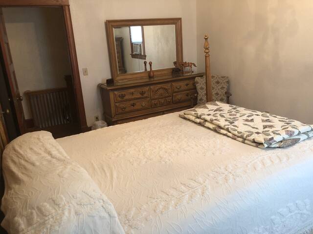 Dakota House #1 Queen Bed tax included